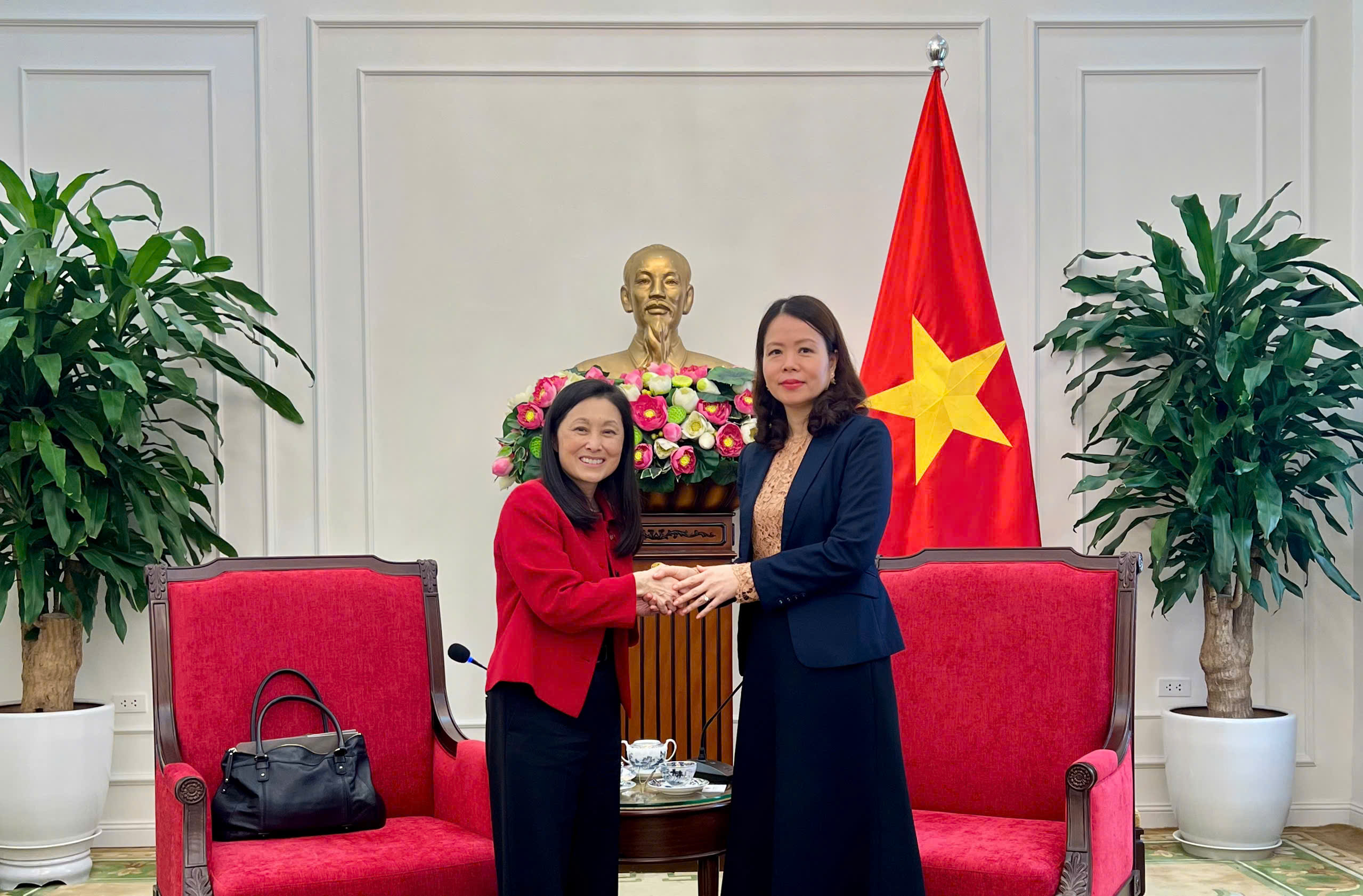 Thứ trưởng Ngoại giao Nguyễn Minh Hằng tiếp Đại sứ Hoa Kỳ tại Việt Nam Jennifer Wicks