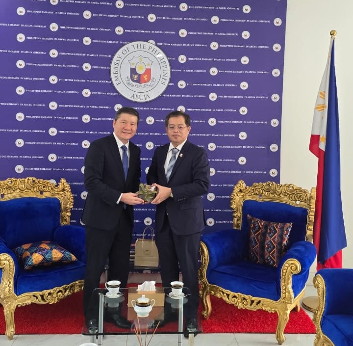 Chào xã giao Đại sứ Philippines.