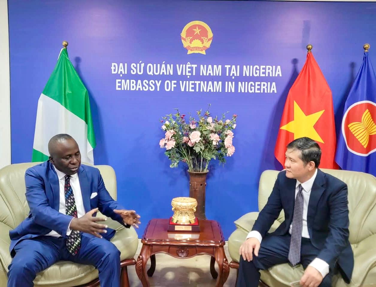 Tiếp Giáo sư Stephen S. Azaiki.