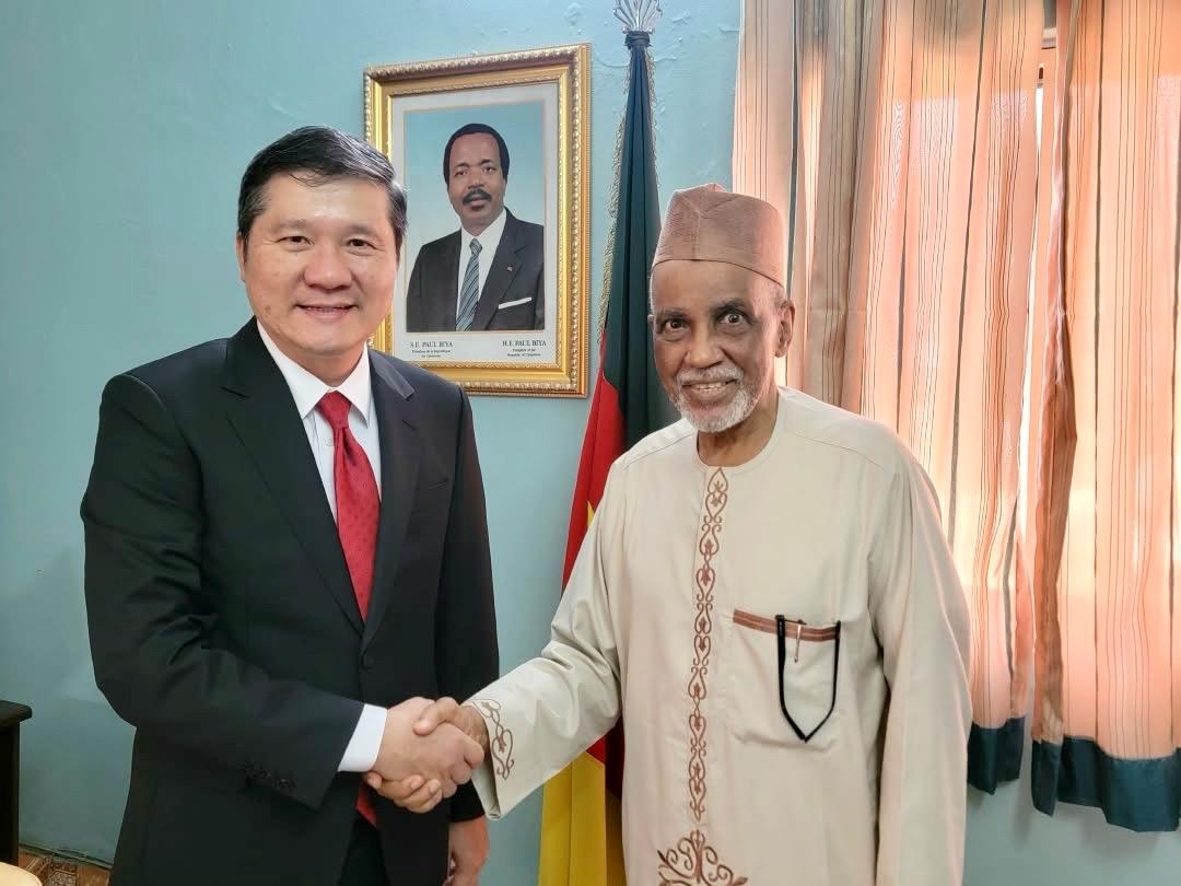 Chào xã giao Đại sứ Cameroon, Trưởng đoàn Ngoại giao tại Abuja, Nigeria.