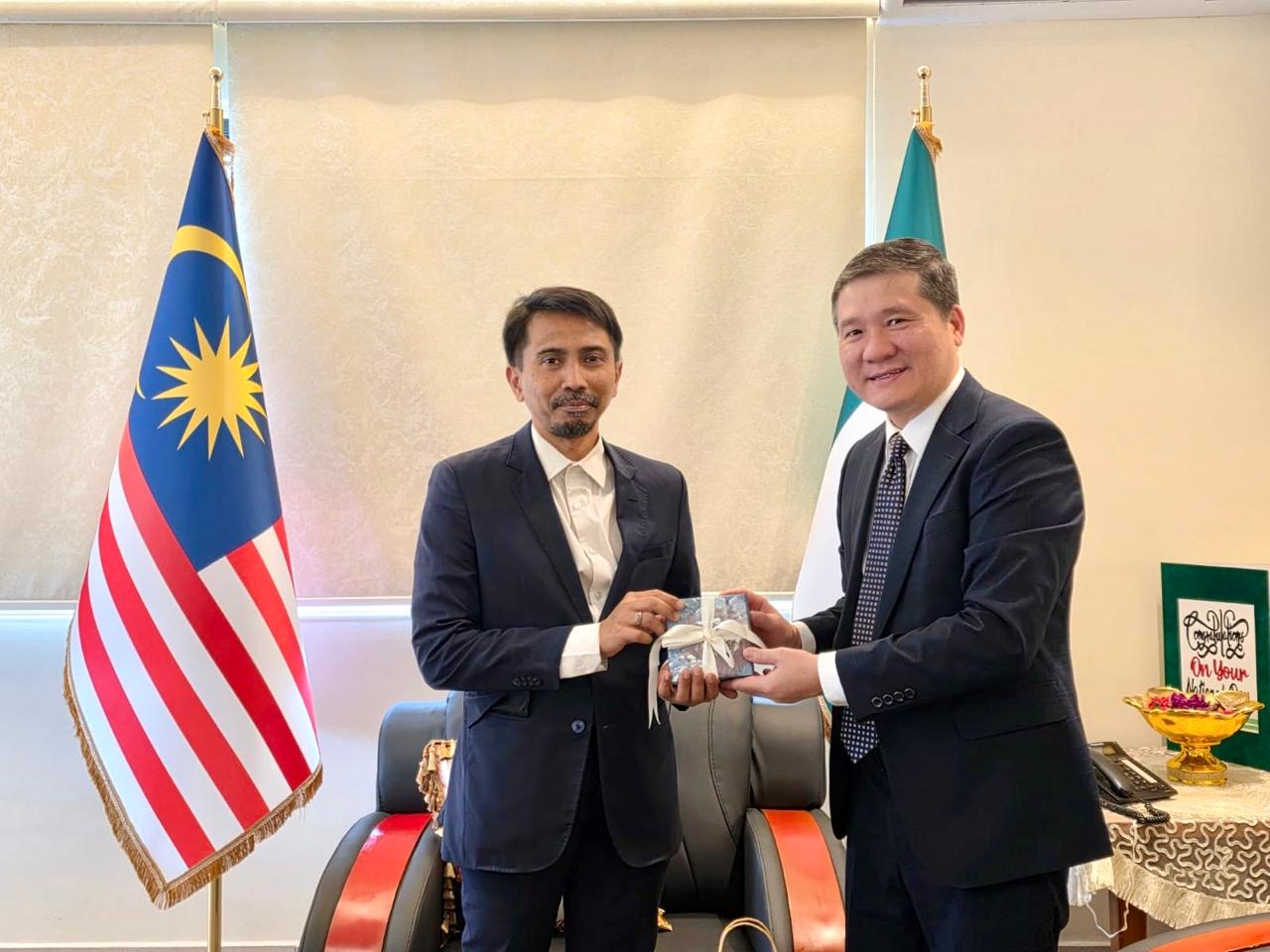 Chào xã giao Đại sứ Malaysia.
