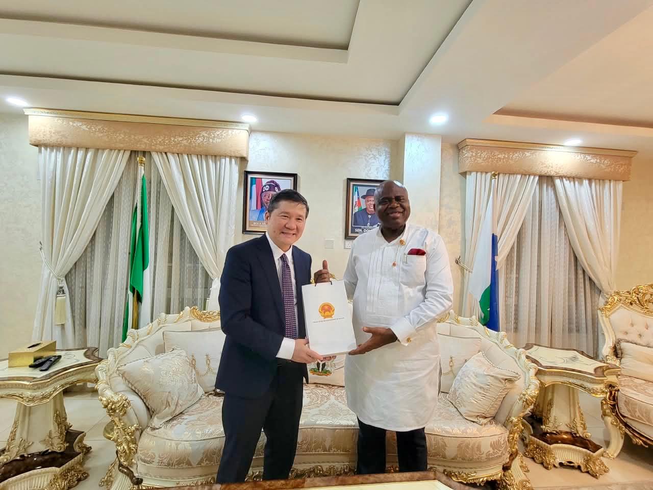 Chào xã giao Thống đốc bang Bayelsa.