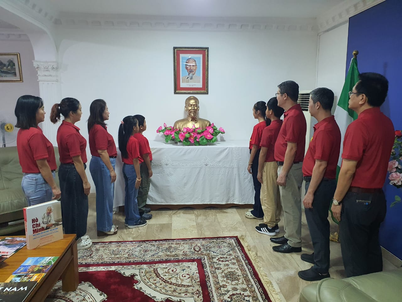 Cán bộ nhân viên ĐSQ tưởng niệm Chủ tịch Hồ Chí Minh nhân dịp 2/9.